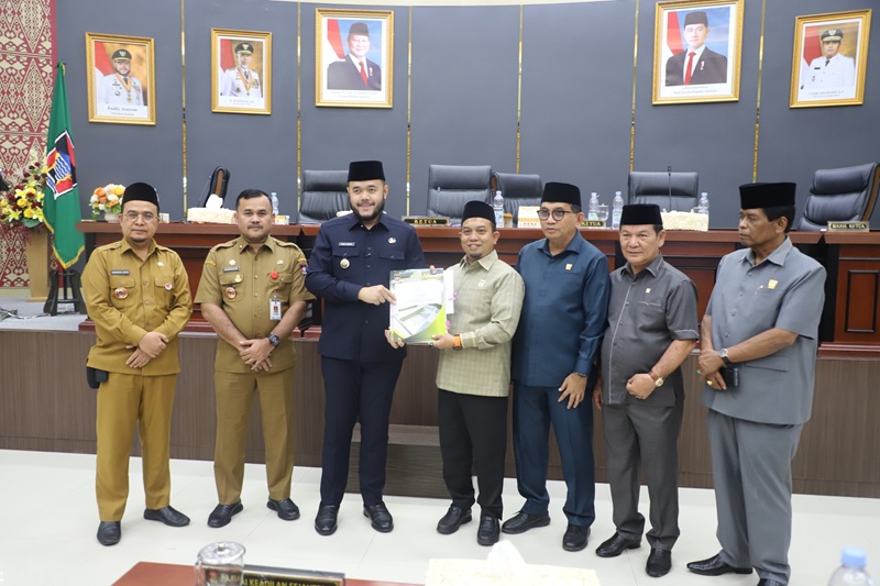 Ketua DPRD Muharlion serahkan persetujuan pengesahan APBD 2026 kepada Walikota Padang Fadly Amran.